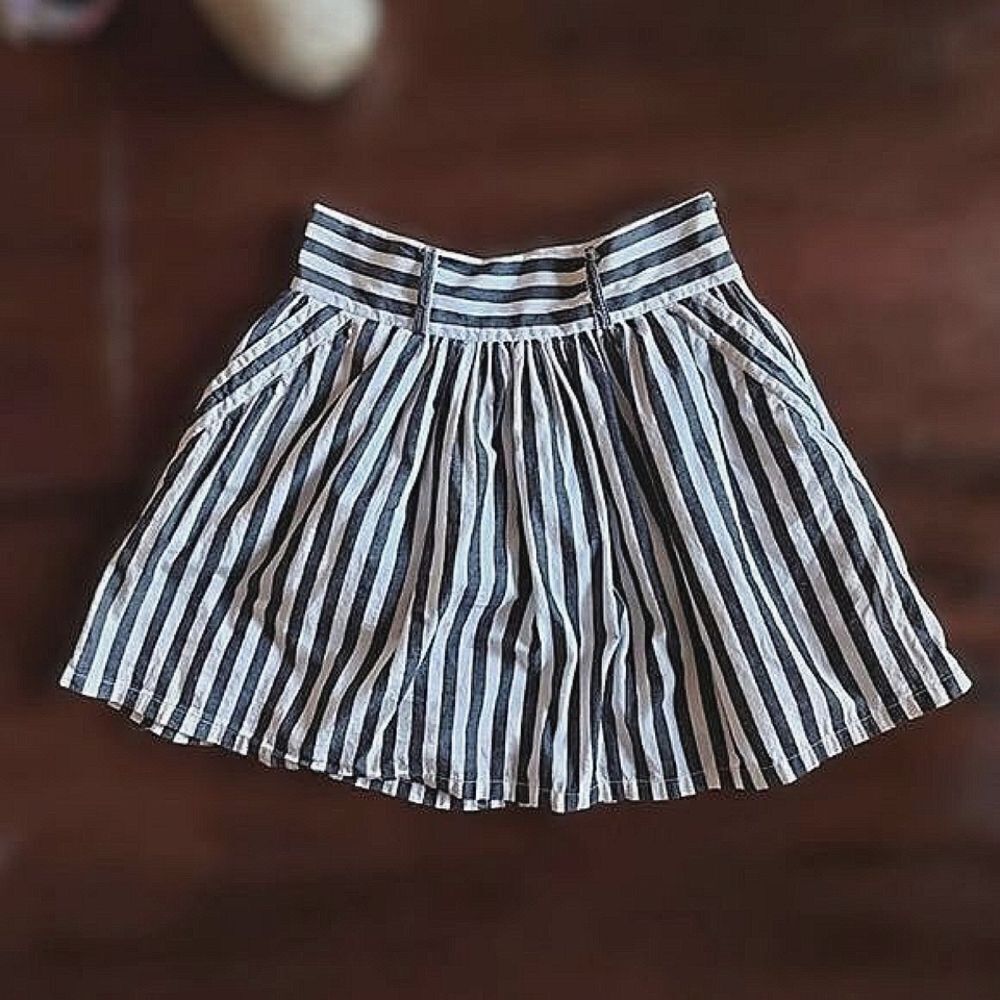 F21 white and grey gathered A-line vertical stripe mini skirt